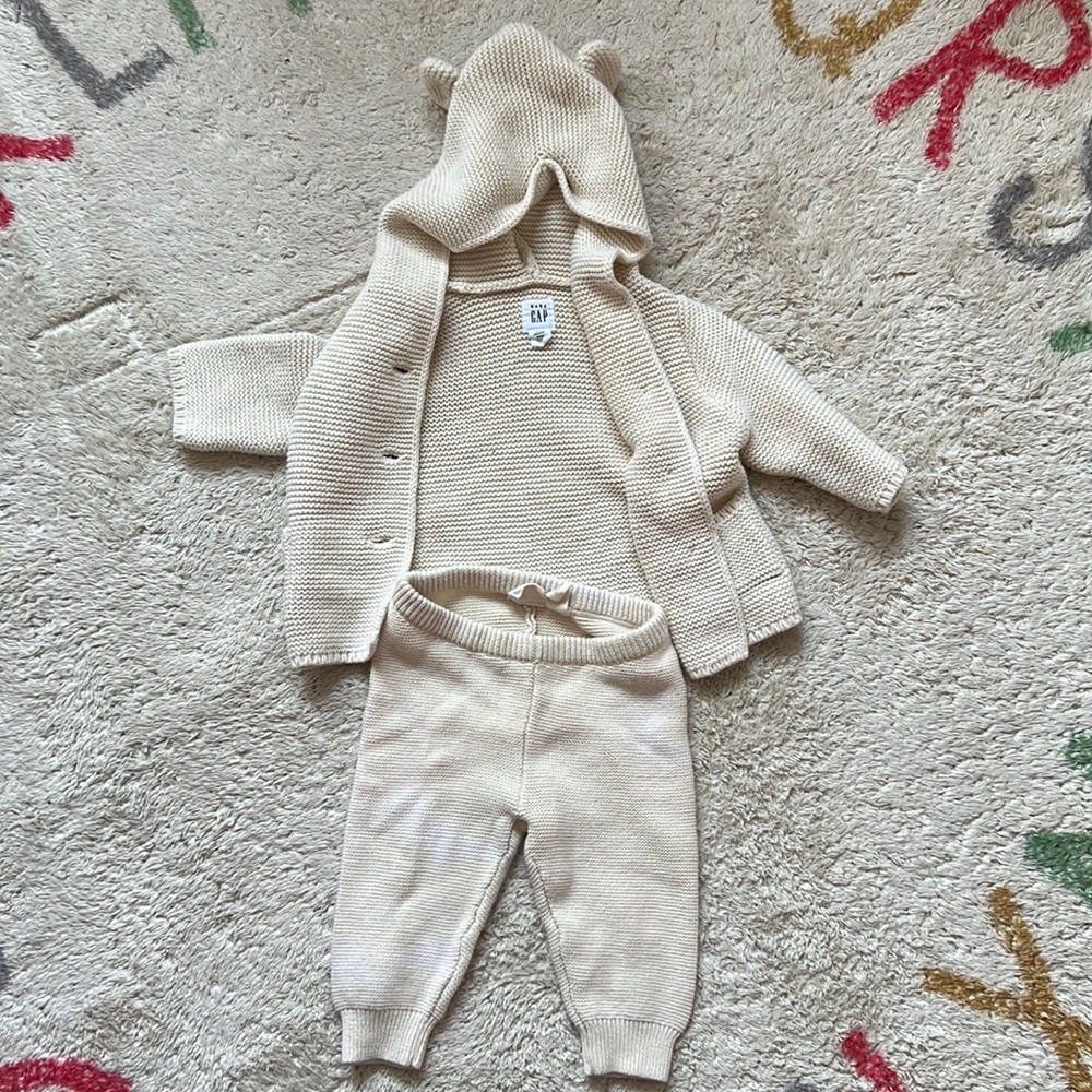 Baby Gap matching sweater set with bear ears and pants, size 0-3mo